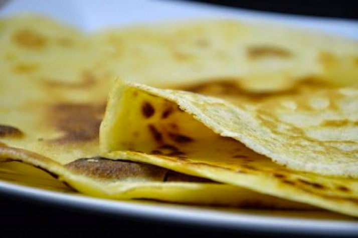 Réaliser une crêpe maison version banane sauce chocolat